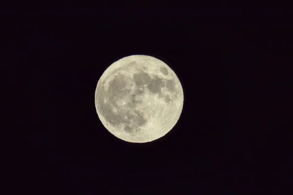 黑色天空中的满月 — 图库照片