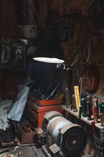 Tiro Vertical Espaço Trabalho Com Uma Lâmpada Acesa — Fotografia de Stock