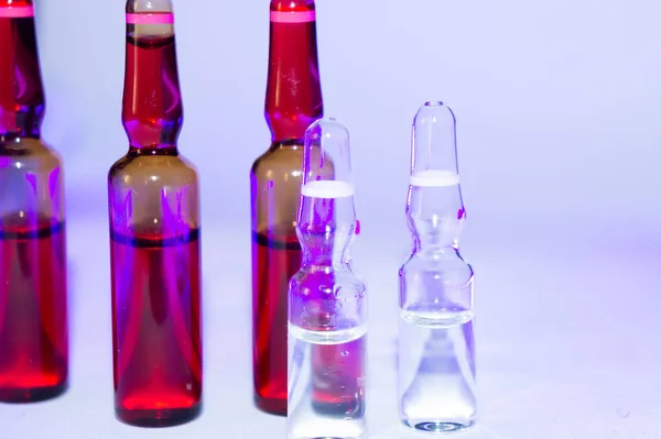 Les Ampoules Différentes Couleurs Sur Une Surface Blanche — Photo