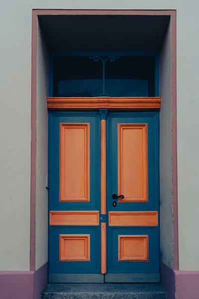 Μια Κάθετη Κοντινή Λήψη Κλειστών Πορτών Μπλε Ορείχαλκο — Φωτογραφία Αρχείου