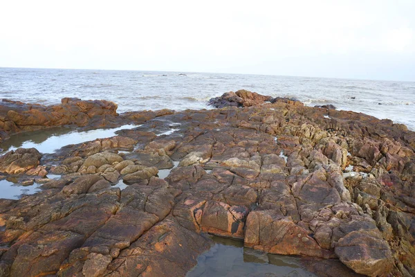 Морской Берег Волнами Коричневыми Скалами Днем Ярким Небом — стоковое фото