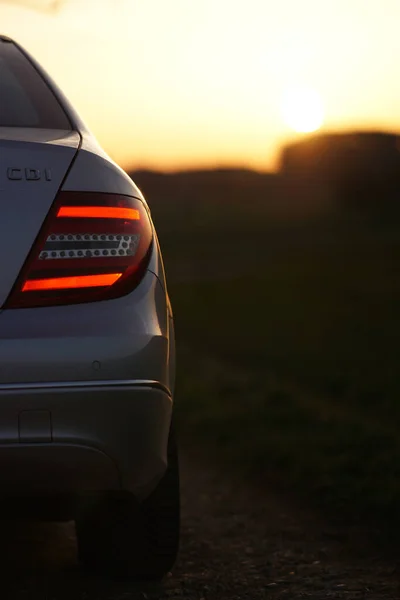 Een Selectieve Van Een Auto Achtergrondverlichting Een Zonsondergang — Stockfoto