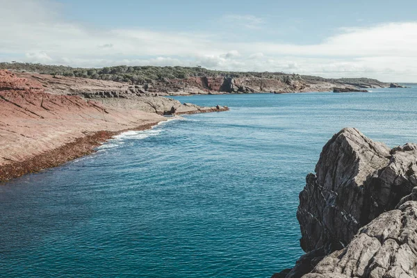 Une Belle Vue Sur Mer Bleue Les Falaises Rocheuses — Photo