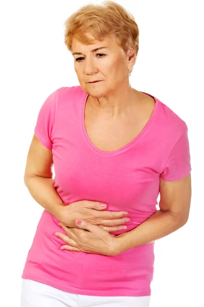 Retrato Uma Velha Polonesa Com Dor Segurando Seu Estômago Dolorido — Fotografia de Stock