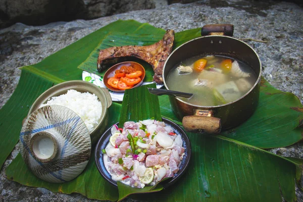 Tiro Ângulo Alto Jantar Piquenique Com Sopa Saladas Vasos Colocados — Fotografia de Stock