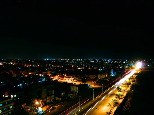 Une Route Éclairée Dans Une Ville Nocturne — Photo