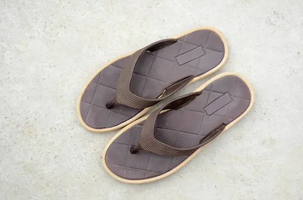 Ovanifrån Ett Par Bruna Sandalflipflops — Stockfoto