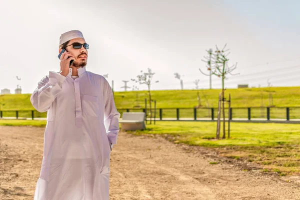 Ett Porträtt Islamisk Man Traditionella Kläder Pratar Telefon Mellanöstern — Stockfoto