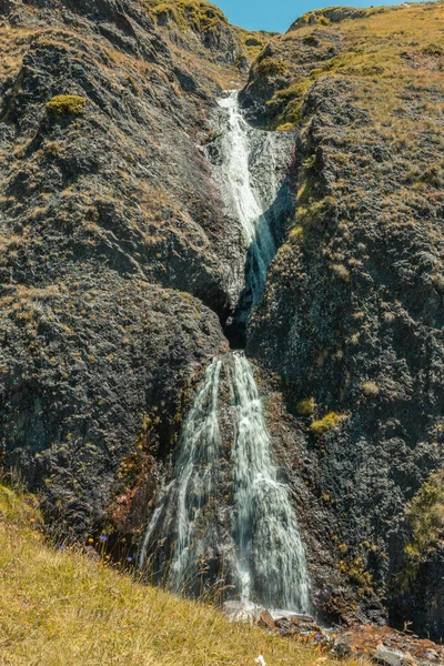 Schöne Aufnahme Eines Wasserfalls Auf Den Felsigen Bergen — Stockfoto