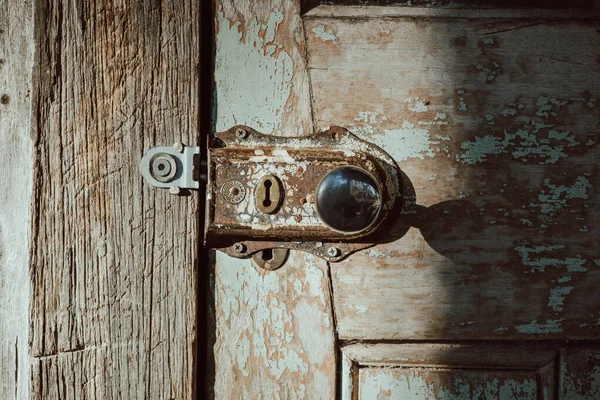 Primer Plano Una Vieja Perilla Oxidada Una Puerta Madera Envejecida — Foto de Stock