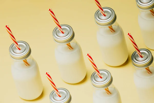 Ein Milchshake Muster Auf Pastellgelbem Hintergrund — Stockfoto