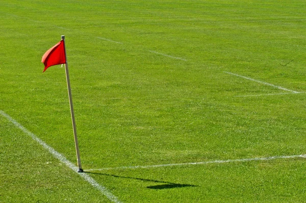 Veduta Una Bandiera Rossa Angolo Campo Calcio Verde Una Giornata — Foto Stock