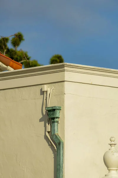 住宅の壁にパイプの垂直ショット — ストック写真