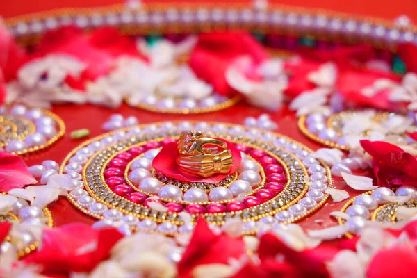 Eine Traditionelle Hochzeitszeremonie Hindu Religion Goldene Ringe Auf Rotem Hintergrund — Stockfoto