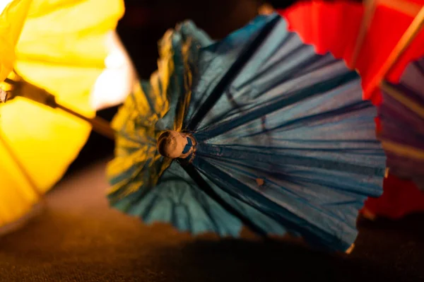 Gli Ombrelli Diversi Colori Sfondo Nero — Foto Stock