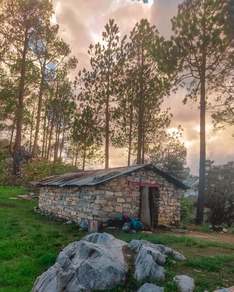 Uttarakhand India Jun 2021 Stone Cabin Surrounded Trees Woods Cloudy — Stock Photo, Image