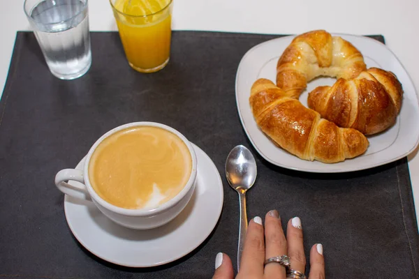 Een Close Shot Van Een Ochtend Koffie Croissant — Stockfoto