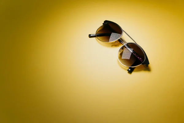背景に光が反射するサングラスのペアの高角度ショット — ストック写真