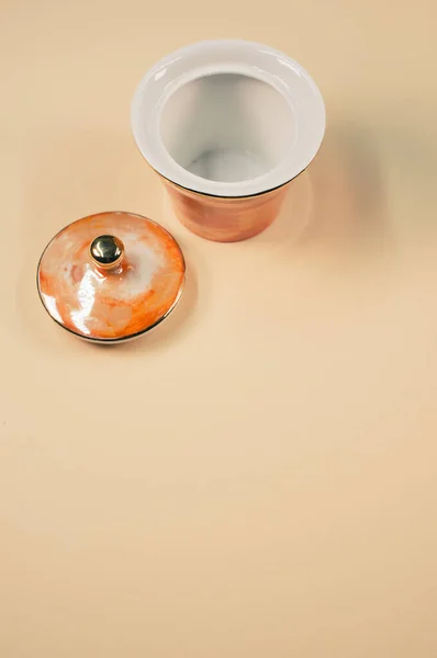 Une Vue Dessus Une Tasse Céramique Orange Côté Couvert Sur — Photo