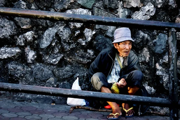 Baguio Philippines Grudnia 2016 Starzec Siedzący Ulicy Baguio City Filipiny — Zdjęcie stockowe