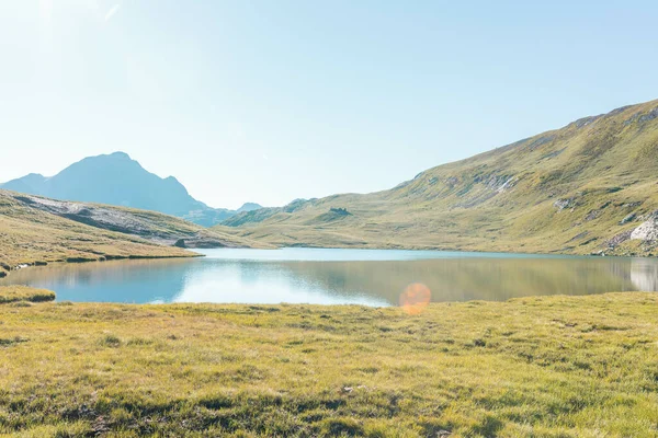 Pequeno Lago Topo Das Colinas Num Dia Ensolarado — Fotografia de Stock