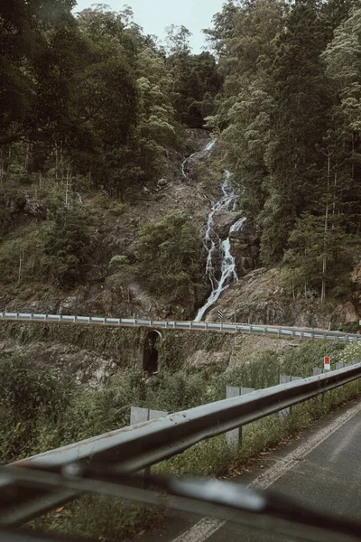 Colpo Verticale Della Cascata Una Strada — Foto Stock