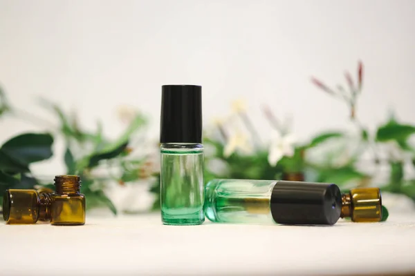 Eine Nahaufnahme Von Parfüm Und Schönen Blumen Vor Weißem Hintergrund — Stockfoto