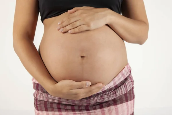 Крупный План Беременной Женщины Держит Живот — стоковое фото