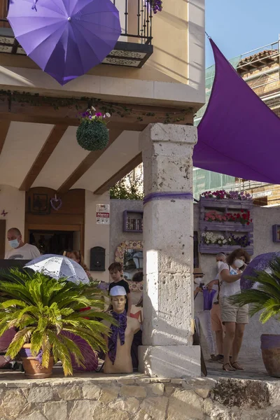 Brihuega Spanien Juli 2021 Die Violetten Dekorationen Den Engen Gassen — Stockfoto