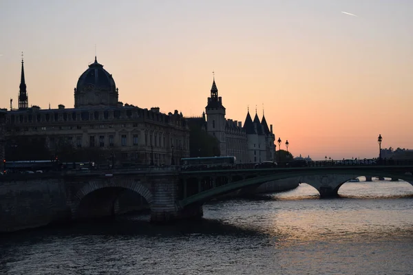 Una Silhouette Del Ponte Conciergerie Parigi Francia Durante Tramonto — Foto Stock