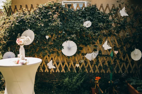 Een Hek Versierd Met Planten Witte Vlinders Voor Huwelijksceremonie — Stockfoto
