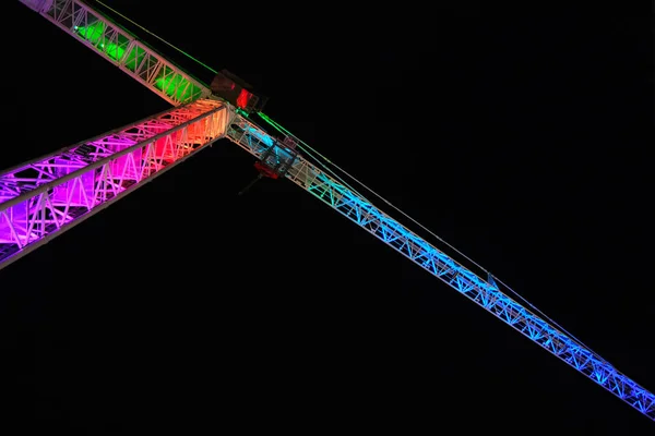 Tiro Baixo Ângulo Guindaste Construção Com Luzes Coloridas Contra Céu — Fotografia de Stock