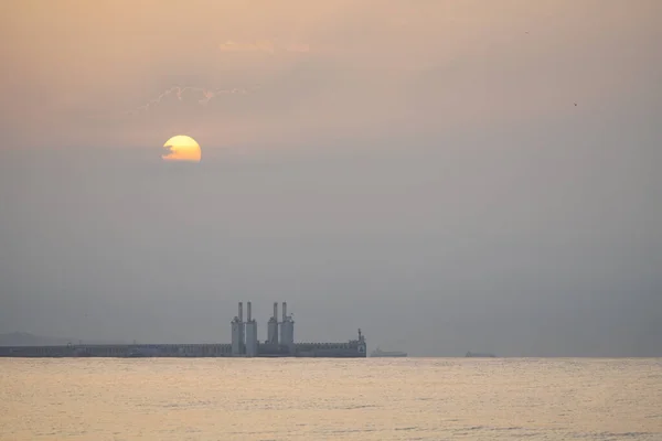 Красивая Полнолуние Сияет Над Морем Прибрежными Промышленными Зданиями — стоковое фото