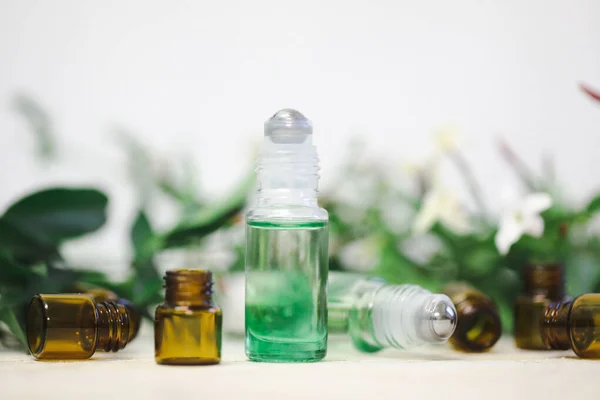 Eine Nahaufnahme Von Parfüm Und Schönen Blumen Vor Weißem Hintergrund — Stockfoto
