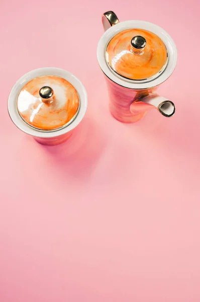 オレンジのティーポット ピンクの独立した背景のカバーカップの上からの眺めは無料です — ストック写真