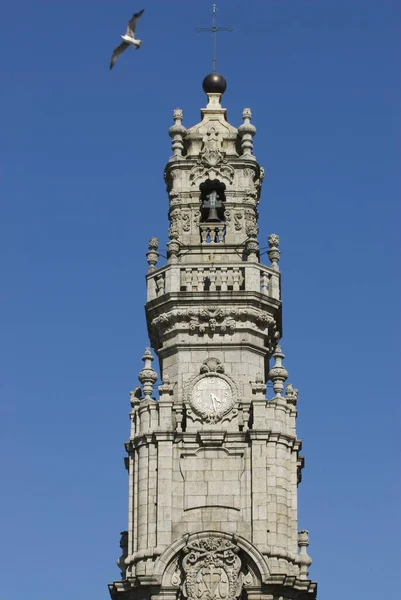 Portugal 2009年4月13日 在葡萄牙波尔图 在阳光明媚的一天 克莱里戈斯塔顶着蓝天垂直拍摄 — 图库照片