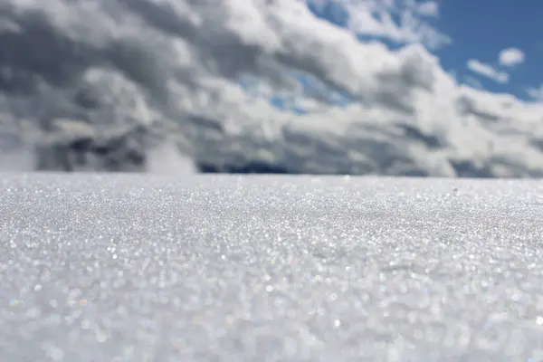 Eine Nahaufnahme Von Schnee Mit Blauem Himmel Und Wolken Hintergrund — Stockfoto