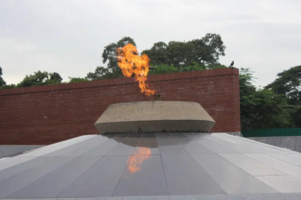 Una Llama Eterna Ardiendo Durante Día — Foto de Stock