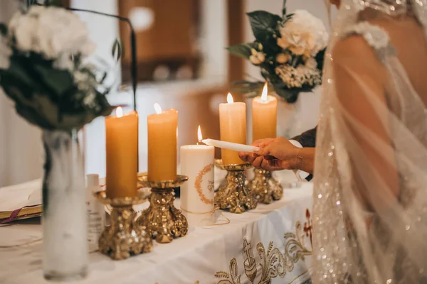 Een Close Van Handen Van Bruid Bruidegom Die Kaarsen Verbranden — Stockfoto