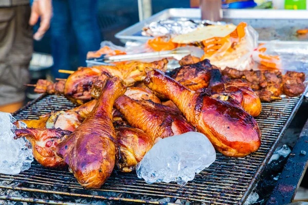 火鉢の上で焼き鳥のクローズアップショット — ストック写真