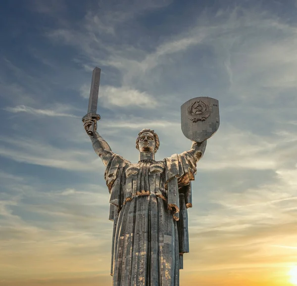 Tiro Ângulo Baixo Monumento Patriótico Com Brasão Armas União Soviética — Fotografia de Stock