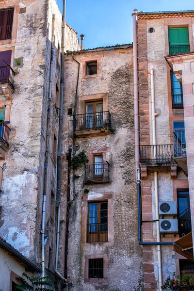 Eine Vertikale Aufnahme Eines Alten Viertels Und Eines Rustikalen Gebäudes — Stockfoto