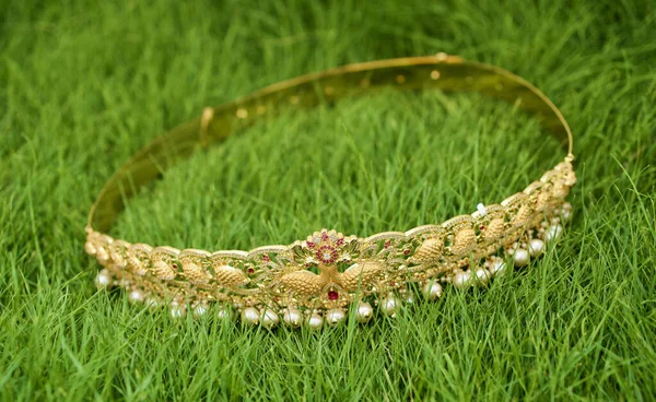 インドの結婚式中に緑の芝生の上で装飾された黄金のブレスレットのトップビュー — ストック写真