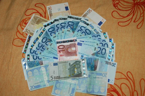 Una Vista Superior Los Billetes Euro Esparcidos Sobre Una Superficie — Foto de Stock