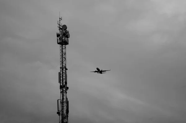 在高空飞行的飞机的低角度灰度图像 — 图库照片