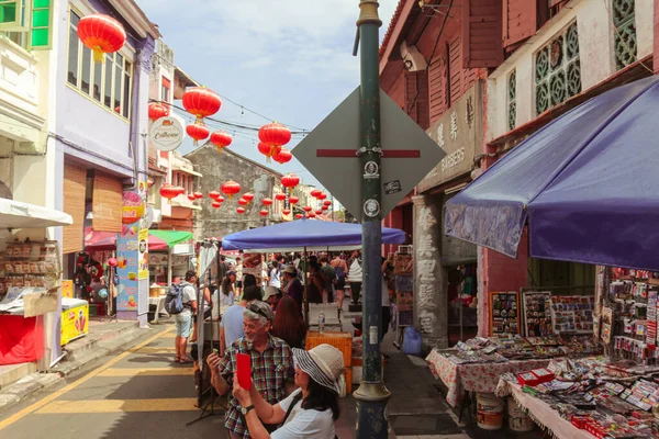 马来西亚乔治敦旧城区街道市场特写 装饰着红色灯笼 — 图库照片