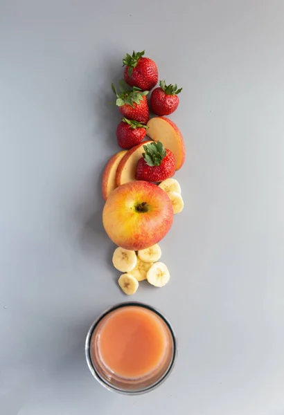 Een Bovenaanzicht Van Vers Fruit Een Smoothie Een Glas Geïsoleerd — Stockfoto