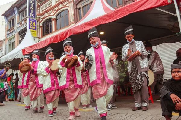 文化祭の路上でマレーシアのダンスと音楽の演奏家グループのクローズアップショット — ストック写真