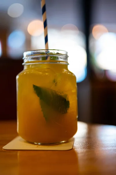 Vertikal Bild Ett Glas Färsk Lemonad Med Mynta Blad Suddig — Stockfoto