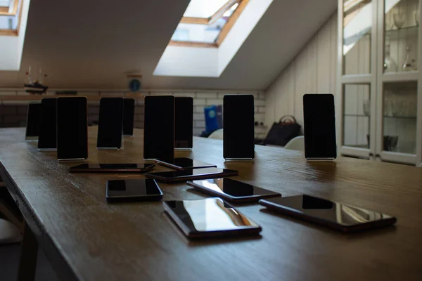 Die Reihen Der Neuen Smartphones Auf Einem Holztisch — Stockfoto